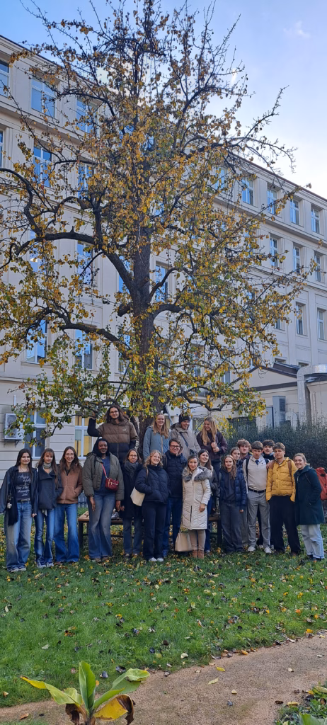 Foto skupiny z erasmu na dvoře školy